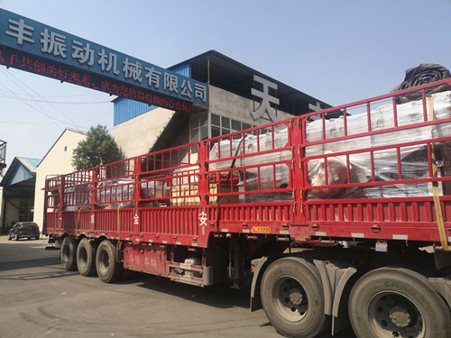 全不銹鋼噴砂直線振動篩已發貨,請袁經理注意查收!